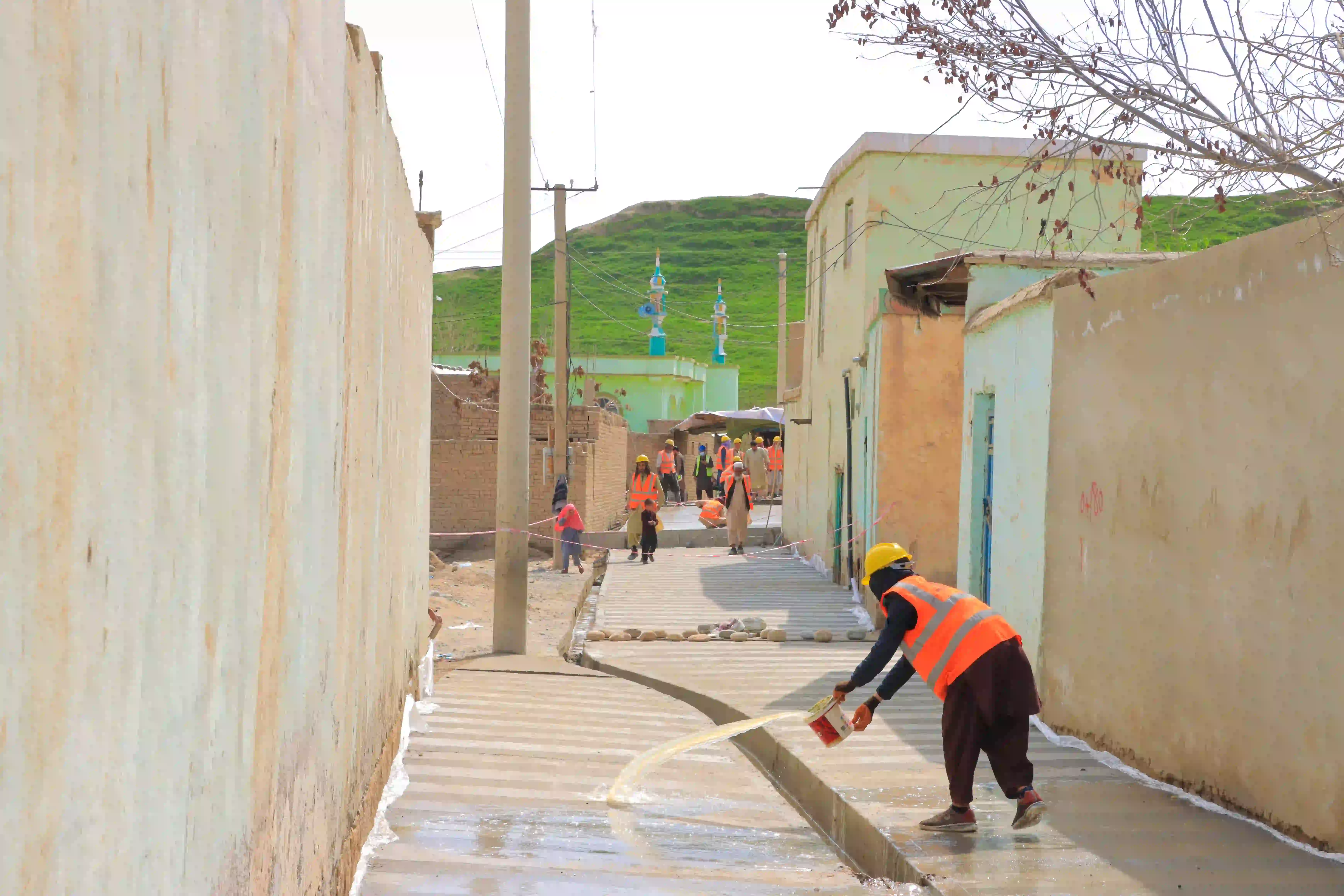 LABORERS WORKING ON THE CONSTRUCTION OF PLUM CONCRETE STREETS 735 M DISTRICT-8 OF KUNDUZ CITY